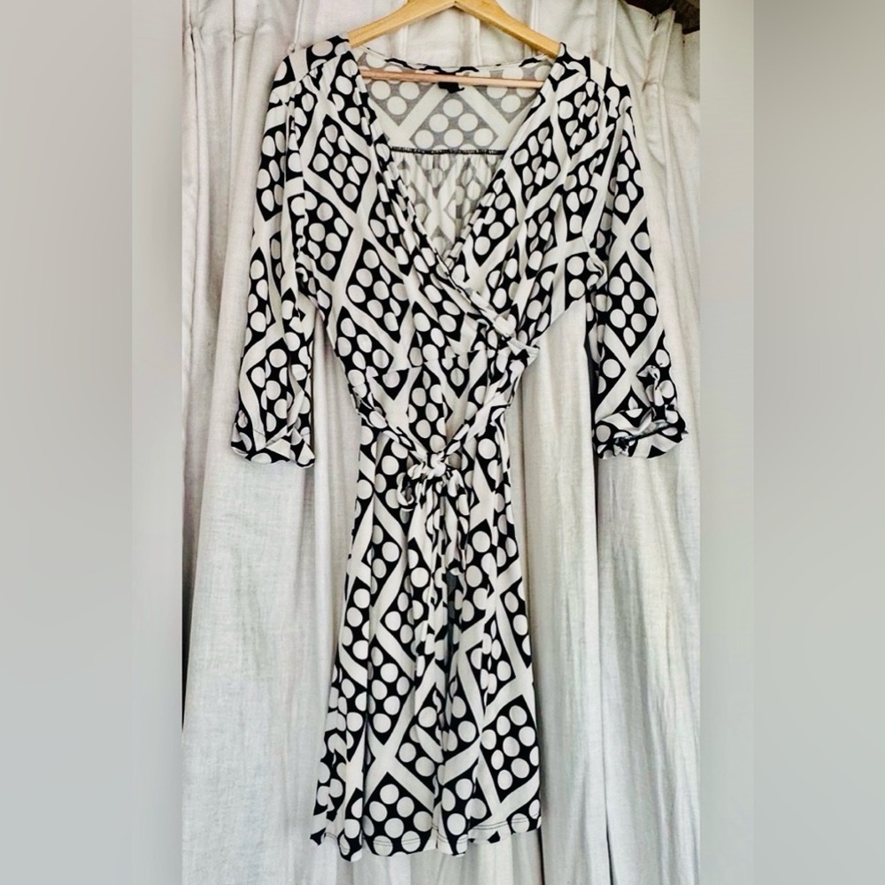 Black and White Geometric Stretch Mock Wrap Dress w/ Sash